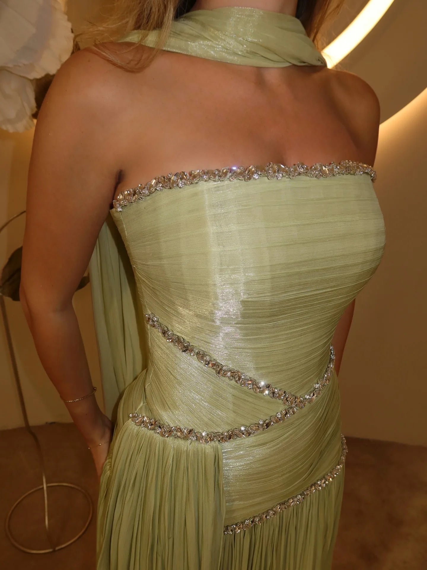 Robe de bal Mila personnalisée vert sauge, coupe trapèze, sans bretelles, avec châle, plissée, ornée de cristaux, longueur ras du sol, pour soirée formelle, Vestidos De Fiesta