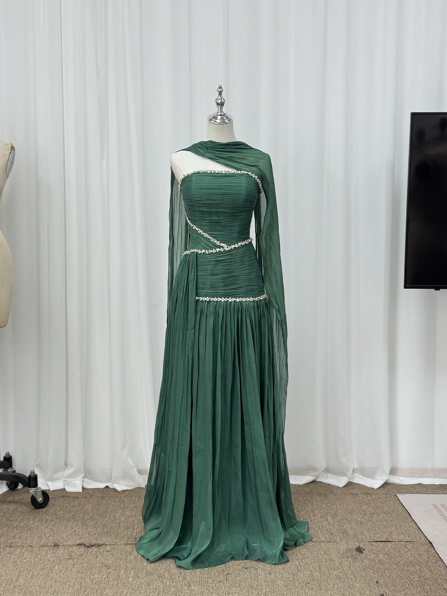 Robe de bal Mila personnalisée vert sauge, coupe trapèze, sans bretelles, avec châle, plissée, ornée de cristaux, longueur ras du sol, pour soirée formelle, Vestidos De Fiesta